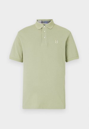 Lys grøn polo skjorte med krave, tre knapper, og en liten brodert logo; den indre kragen har et rutete mønster.