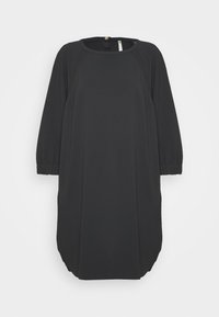 Vestido negro con mangas tres cuartos, escote redondo y un corte holgado. La tela parece suave con un ligero brillo, con un dobladillo curvado.