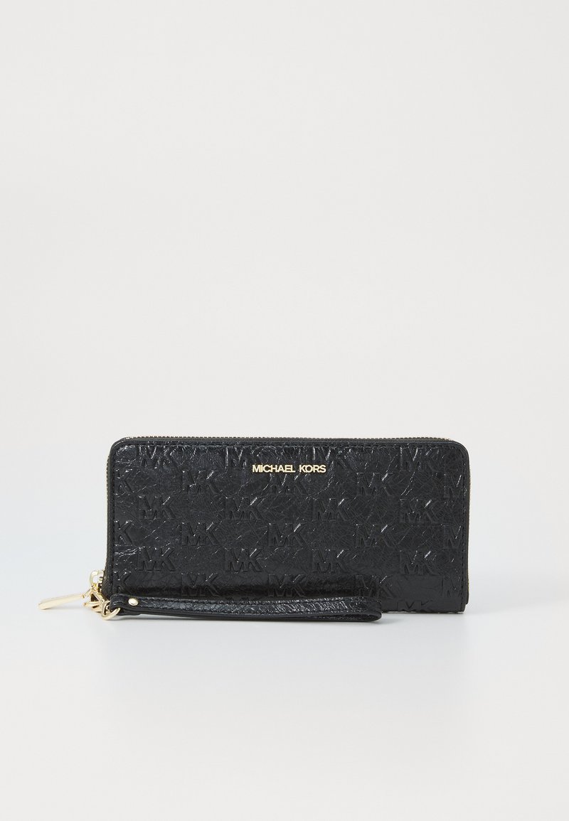 Porte-monnaie en cuir noir avec motif en relief du logo MK, quincaillerie dorée, fermeture éclair et sangle de poignet amovible. Forme rectangulaire plate.