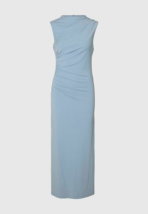 Robe maxi bleu clair sans manches avec un froncé latéral discret et un col montant, présentée sur un fond uni.