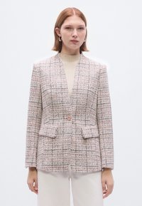 Veste en tweed rose pâle et gris avec un bouton unique, des revers en encoche, deux poches avant et une finition texturée.