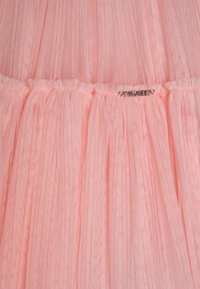 Gonna in tulle rosa, con tessuto arricciato e una texture sottile. Include un'etichetta metallica con la scritta "TWINSET" sulla cintura.