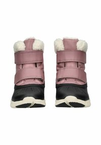 Černé a růžové sněhule s měkkým bílým umělým kožíškem, dvojitými suchými zipy, texturovanými gumovými podrážkami a zaobleným designem špičky.