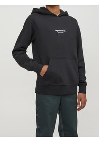 Mörkgrå hoodie i mjukt material, med enframsidan ficka och dragsko i huvan. Vit logotyptext på bröstet. Bekväm passform.