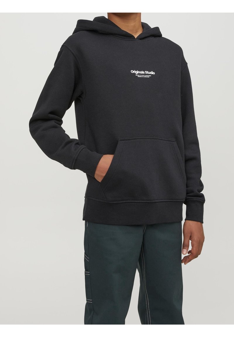 Mörkgrå hoodie i mjukt material, med enframsidan ficka och dragsko i huvan. Vit logotyptext på bröstet. Bekväm passform.