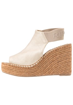 Sandalias con cuña beige de diseño peep-toe, parte superior de cuero y plataforma de yute tejido; tira elástica en el tobillo con el nombre de la marca en relieve.