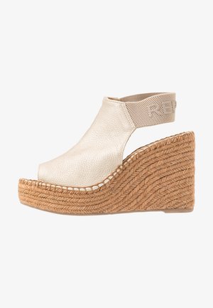 Sandalias con cuña beige de diseño peep-toe, parte superior de cuero y plataforma de yute tejido; tira elástica en el tobillo con el nombre de la marca en relieve.