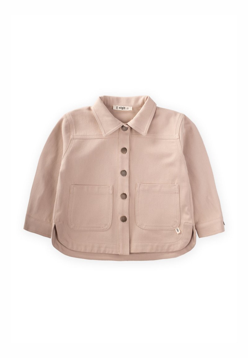 Giacca rosa chiaro realizzata in robusto cotone, con colletto, apertura con bottoni e due ampie tasche frontali. Tessuto liscio con spacchi laterali.