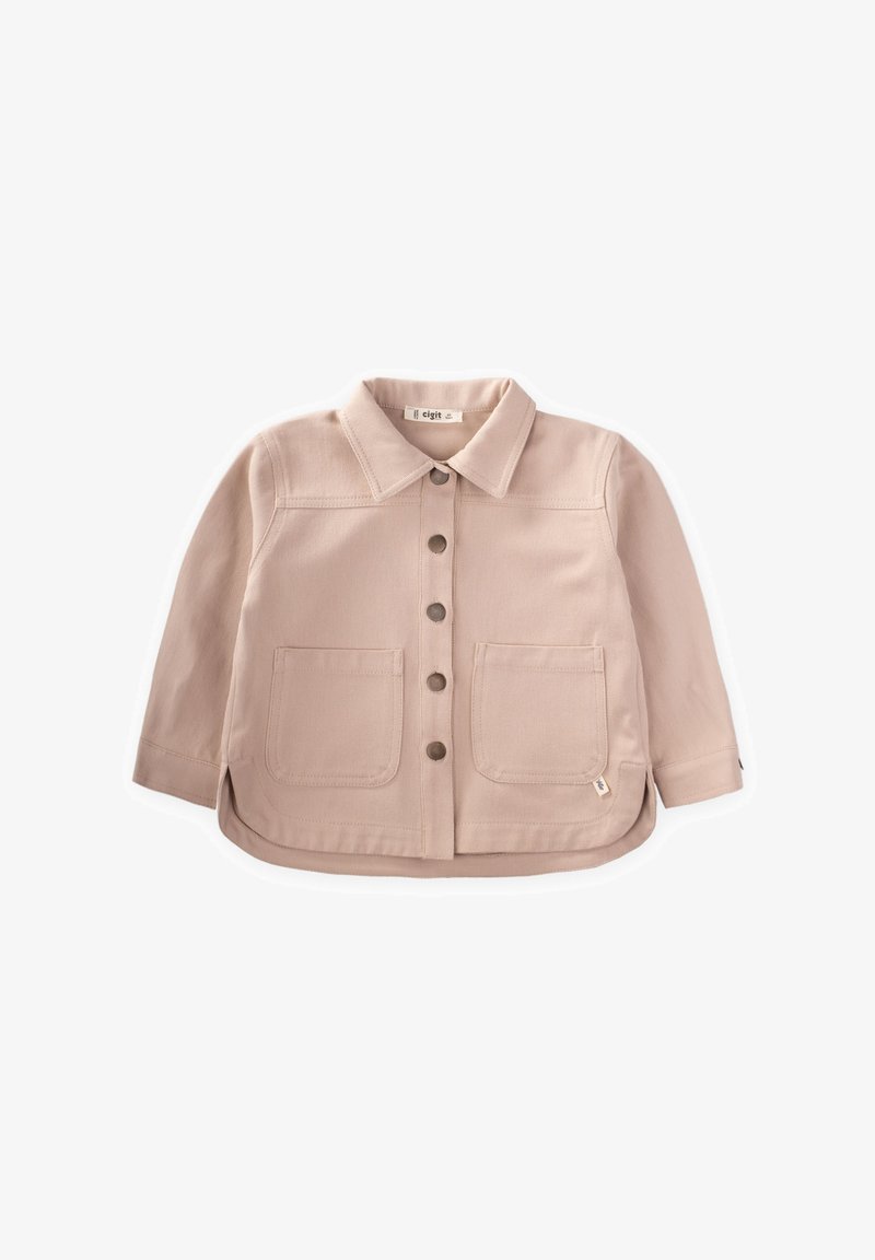 Svijetloroze jakna izrađena od čvrstog pamuka, s kragnom, kopčanjem sprijeda i dva velika prednja džepa. Glatka tekstura s bočnim prorezima.