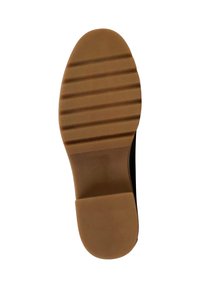 Suela de zapato con un material de goma marrón liso y surcos horizontales para tracción; forma redondeada con un ligero tacón en la parte trasera.