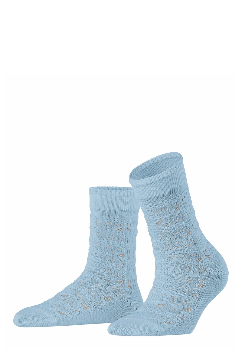 Hellblaue Knöchelsocken mit einem strukturierten Strickmuster, offenen Details, einem gerippten Bündchen sowie verstärkten Zehen- und Fersenbereichen.