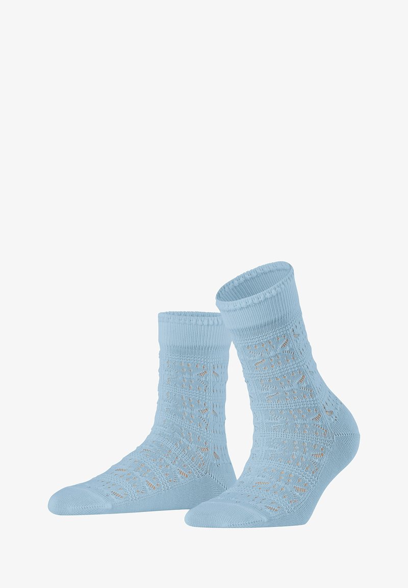 Hellblaue Knöchelsocken mit einem strukturierten Strickmuster, offenen Details, einem gerippten Bündchen sowie verstärkten Zehen- und Fersenbereichen.