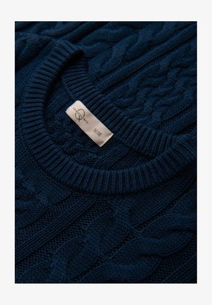 Marineblauwe gebreide trui met een kabelbreipatroon, geribbelde halslijn en manchetten, met een label waarop merk- en maatinformatie staat.