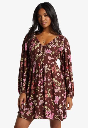 Robe florale marron avec de longues manches bouffantes, ornée de fleurs roses et vertes, d'un décolleté en V et d'un détail à cordon à l'avant.