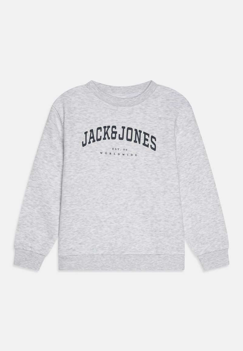 Pilkas džemperis, pagamintas iš minkštos medžiagos, su apvalia iškirpte, ilgomis rankovėmis ir juodu logotipo spaudiniu, kuris skelbia "JACK&JONES EST. 90 WORLDWIDE."