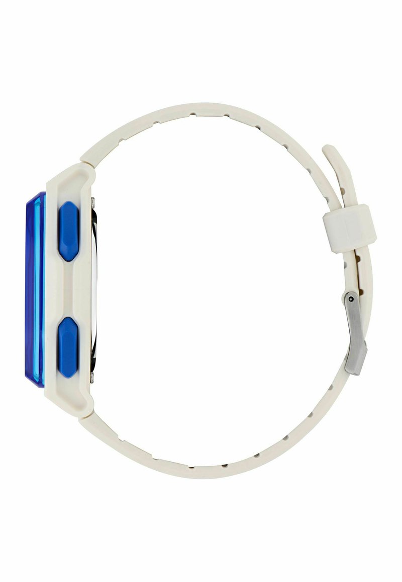 Weißer digitaler Armbanduhren mit blauem Display und zwei blauen Knöpfen an der Seite, ausgestattet mit verstellbarem Armband und Metallschnalle.
