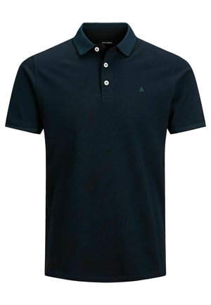 Marinblå polo-shirt i mjuk bomull med krage, tre vita knappar, korta ärmar och en liten logotyp på bröstet.