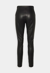 Leggings en simili cuir noir avec une texture lisse, coupe ajustée, taille élastique et sans poches visibles ni détails en métal.
