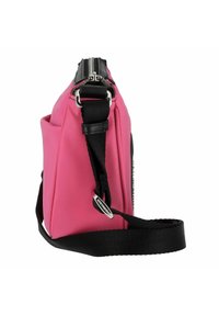 Bolso sintético rosa con un diseño estructurado, que cuenta con un cierre de cremallera negra, correa ajustable y acentos metálicos en el lateral.