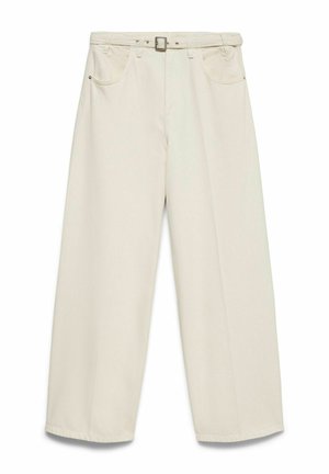 Pantalon large de couleur blanc cassé avec poches avant et passants de ceinture, doté d'une ceinture à boucle argentée et d'une taille haute.
