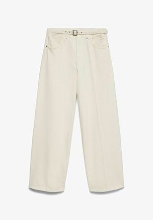 Krémové široké kalhoty s předními kapsami a poutky na pásek, s páskem se stříbrnou přezkou a vysokým pasem.