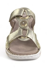 Guldmetallic sandal med tre brede stropper, cirkulære accenter og en polstret beige fodseng. Har en hvid gummisål.