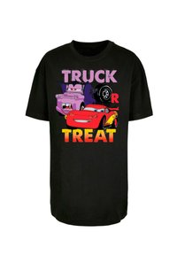 Juodas marškinėliai su užrašu "TRUCK OR TREAT" ryškiu, gradientiniu oranžinės ir geltonos spalvos tekstu, su animaciniais automobiliais: raudonu automobiliu ir purpuriniu sunkvežimiu.