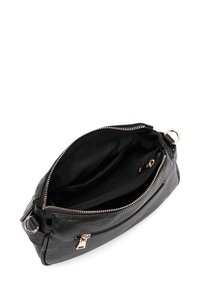 Borsa a tracolla in pelle nera con finitura testurizzata, dotata di hardware della cerniera in tono oro, due compartimenti separati e una tracolla rimovibile.