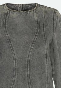 Top de mezclilla gris con un escote redondeado, detalles de costuras curvas y una textura suave. La tela tiene un aspecto desgastado.