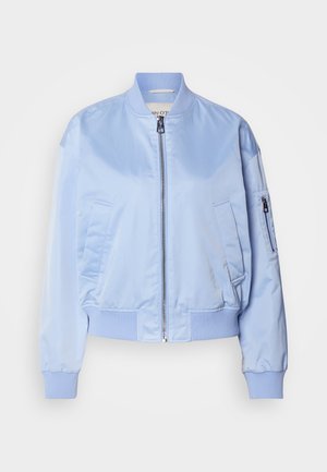 Lyseblå bomberjakke, satinfinish, glidelåslukking, ribbestrikkede mansjetter og hem, to sidelommer, en glidelåslomme på armen.