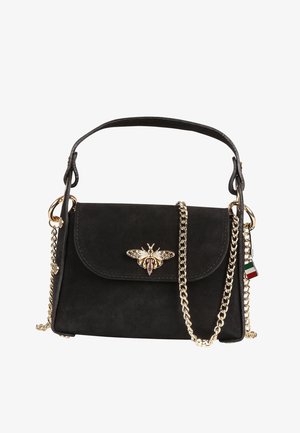 Zwarte suède handtas met een gouden bijdecoratie, een gouden kettingriem en een klein Italiaans vlaggetje als hanger. Voorzien van een klep-closure en een gestructureerde vorm.