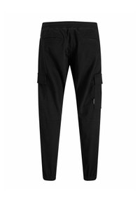 Pantalon cargo noir avec taille élastique et bas de jambes resserrés, doté de poches arrière fendues et de poches latérales à rabat.