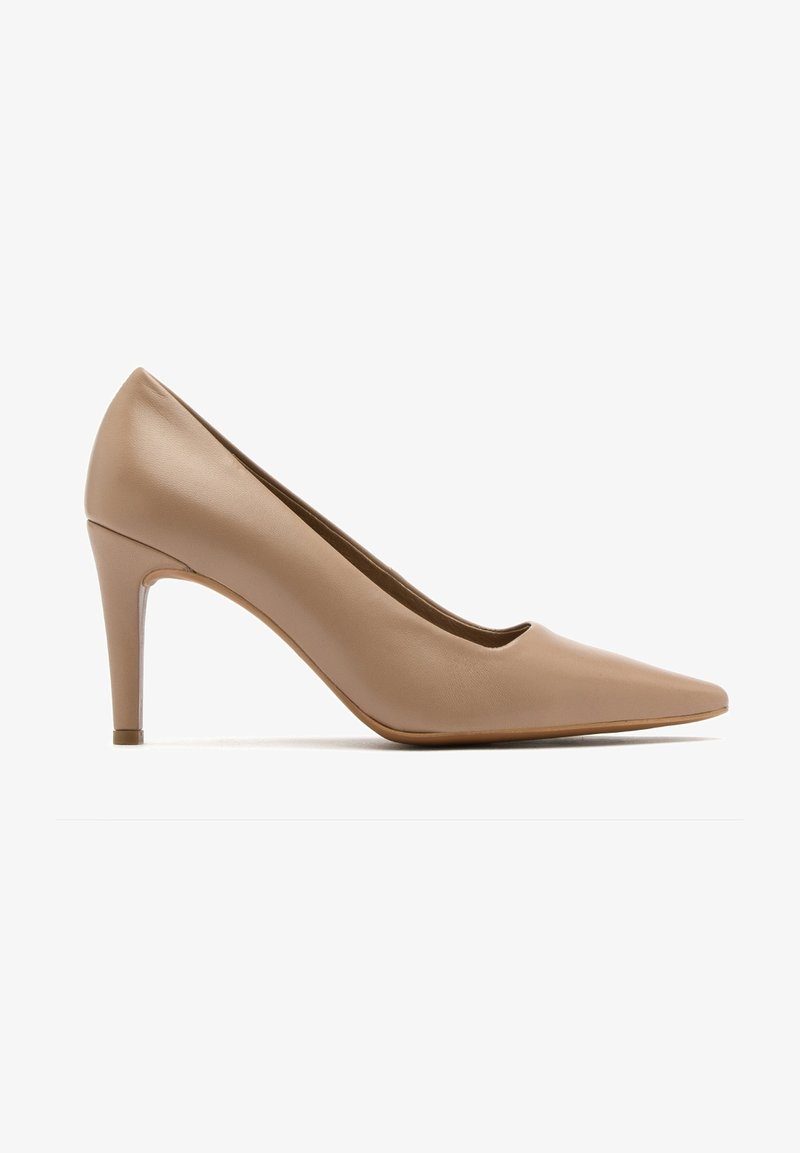 Escarpin beige en cuir à talon haut, bout pointu et talon fin, présenté de profil sur fond blanc.