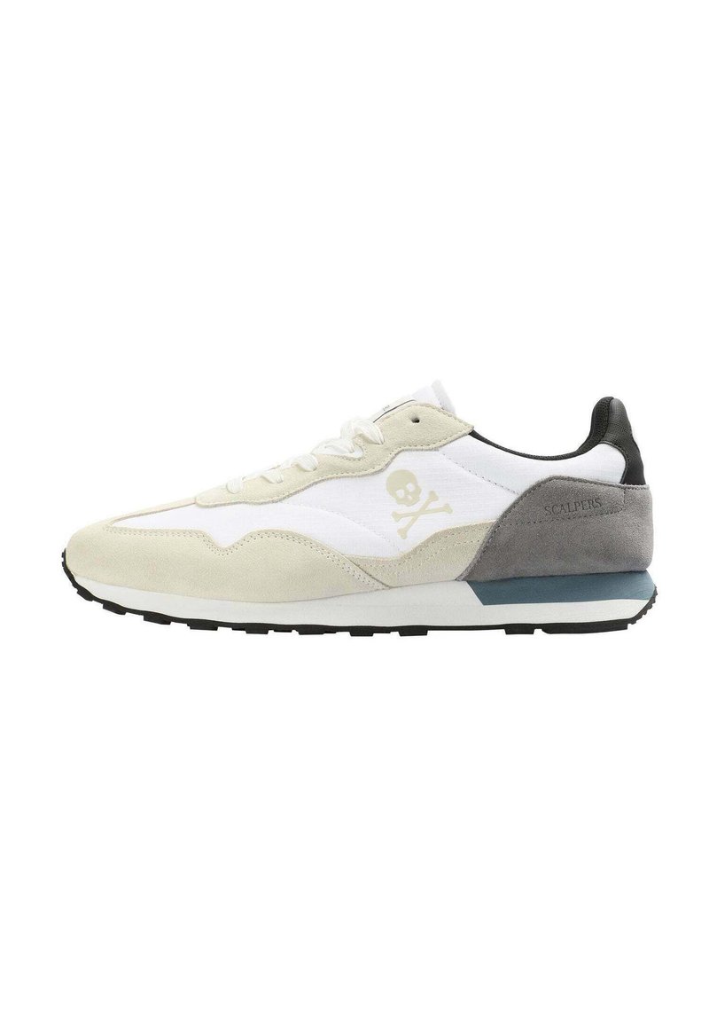 Laufschuhe aus beigem Wildleder und weißem Stoff, mit einem schwarzen Fersenelement und einer blauen Zwischensohle. Totenkopf-Logo seitlich angebracht.
