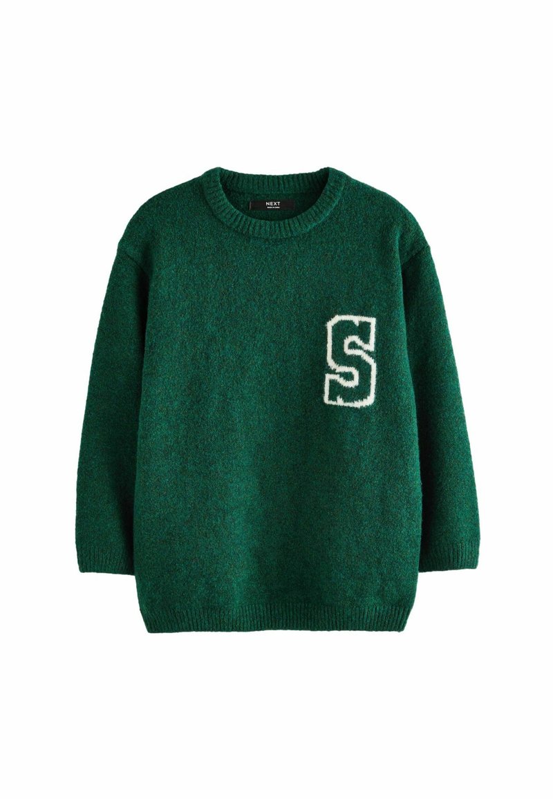Grön stickad tröja med en texturerad yta, försedd med en vit bokstav "S"-patch på vänster bröst. Rund halsringning och långa ärmar.