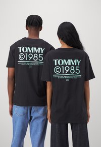 Tommy Jeans POP UNISEX - Camiseta estampada - black