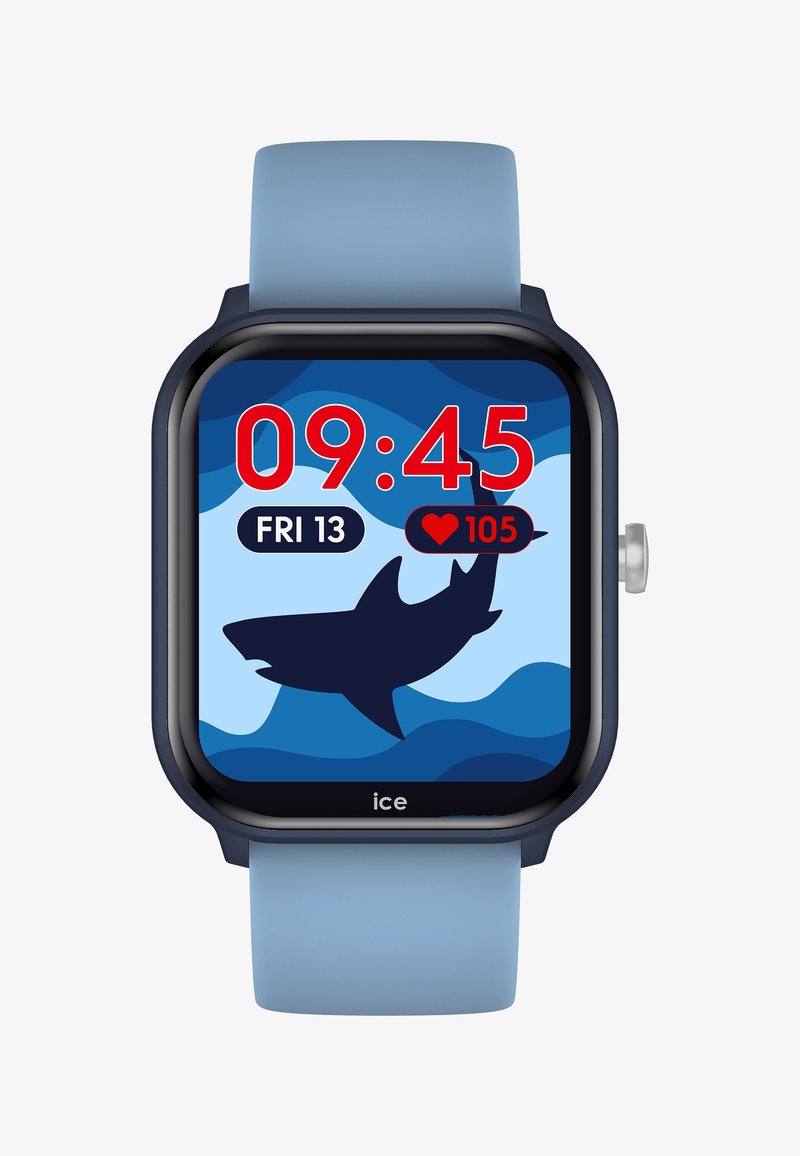 Digitale horloge met een rechthoekige kast, een blauwe siliconen band en een donkere rand. Het scherm toont een silhouet van een haai met de tijd, datum en hartslag in levendige kleuren.