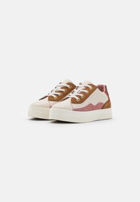 Zapatillas de cuero blancas y rosas con detalles de gamuza marrón, suelas blancas planas y cordones redondos. Incluyen ojales de metal y paneles texturizados.