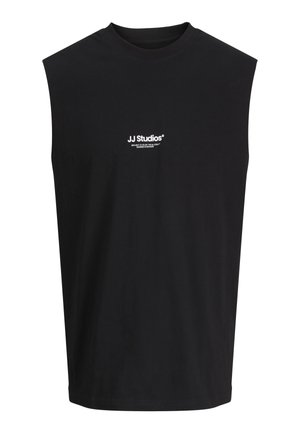 Zwart mouwloos shirt met een klein wit "JJ Studios"-logo in het midden van de borst.