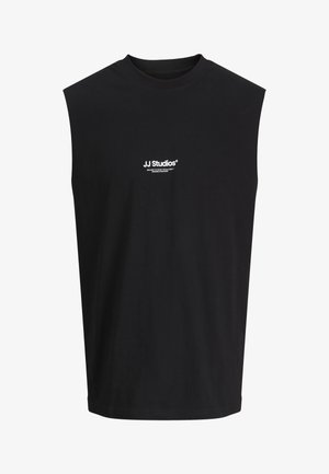 Zwart mouwloos shirt met een klein wit "JJ Studios"-logo in het midden van de borst.