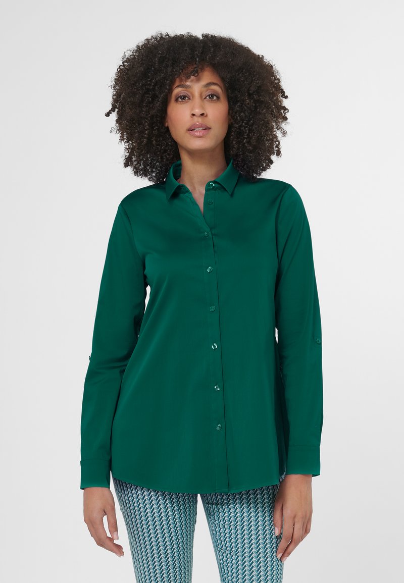 Groene button-up shirt met een kraag en lange mouwen. Glad textuur, met zichtbare knopen en een ontspannen pasvorm.