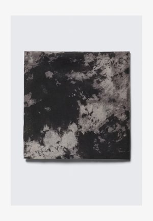 Foulard rectangulaire en tissu doux, présentant un motif abstrait noir et gris avec des textures et des nuances variées.