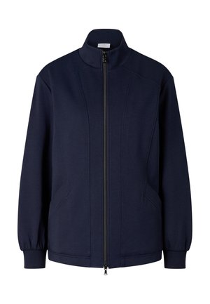 Marineblauwe ritsjack met hoge kraag, lange mouwen met geribbelde boorden en zakken in de zijnaden, frontaal afgebeeld op een witte achtergrond.