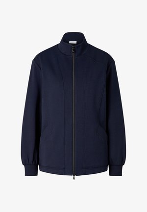 Marineblauwe ritsjack met hoge kraag, lange mouwen met geribbelde boorden en zakken in de zijnaden, frontaal afgebeeld op een witte achtergrond.