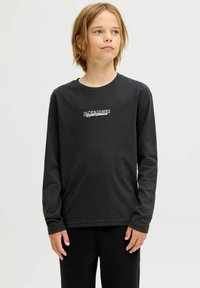 Fekete, hosszú ujjú póló puha pamutból, kerek nyakkivágással, fehér logófelirattal a mellkason. Egyszerű és testhezálló dizájn.