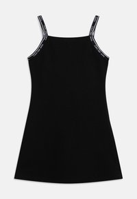 Czarna sukienka na ramiączkach z cienkimi szerkami z białym napisem "Calvin Klein Jeans" nadrukowanym na krawędziach ramiączek.