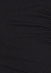 Tecido de algodão preto com uma textura suave, apresentando sutil elasticidade e ligeiras rugas. Sem padrões visíveis ou detalhes de hardware.