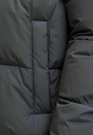 Tmavě šedá péřová bunda s hladkým, matným povrchem. Obsahuje prošívané polstrování a skrytou kapsu na rukávu. Vyrobena z lehkého materiálu.