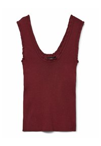 Top de tirantes acanalado burdeos con un escote amplio y bordes con volantes, y diseño sin mangas. Textura suave y silueta ajustada.