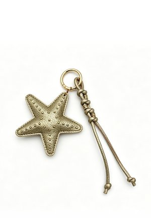 Metalen gouden sleutelhanger in stervorm met kleine ronde studs en een geknoopte leren band bevestigd aan een gouden sleutelring.